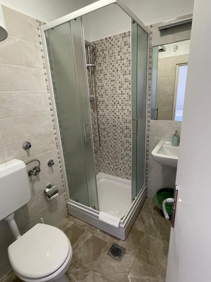 Diana Rooms And Apartments Starigrad Paklenica Esterno foto