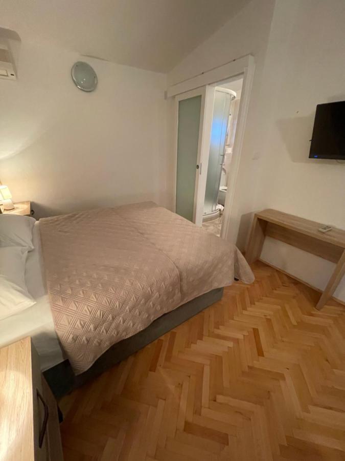 Diana Rooms And Apartments Starigrad Paklenica Esterno foto