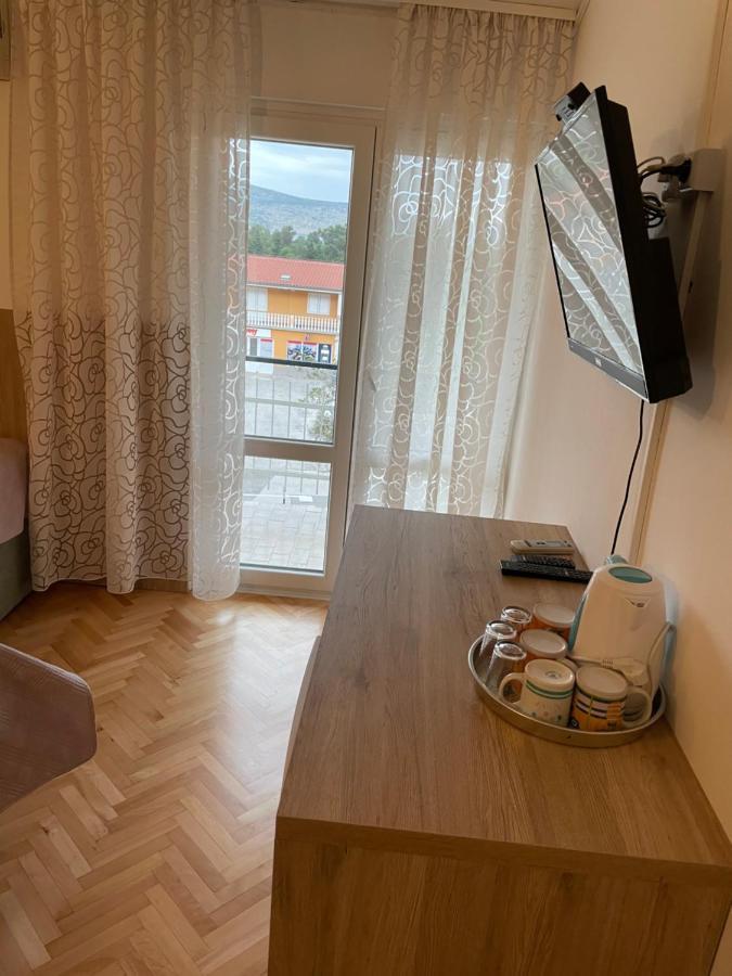Diana Rooms And Apartments Starigrad Paklenica Esterno foto