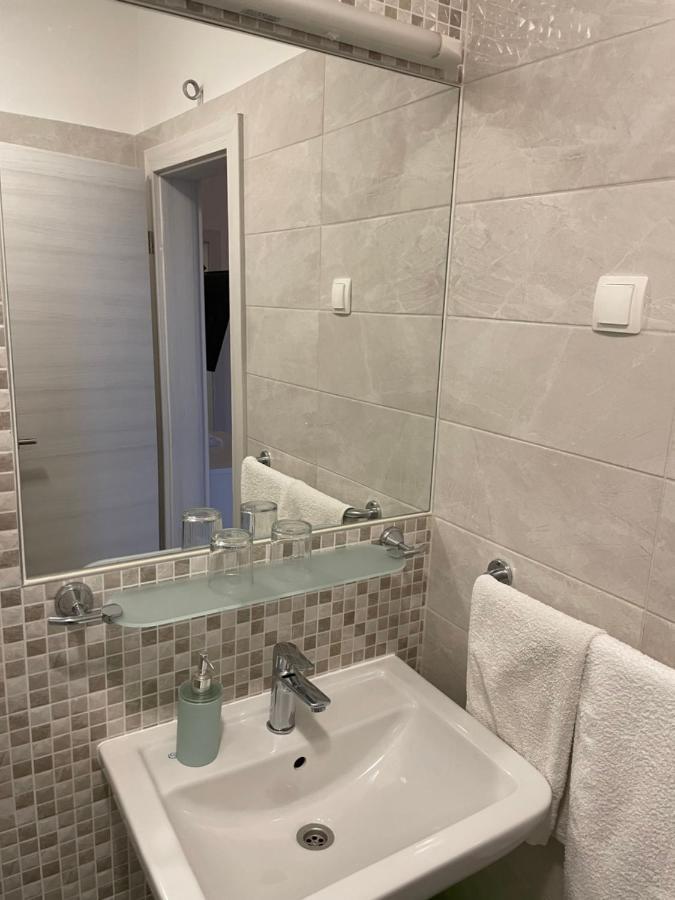 Diana Rooms And Apartments Starigrad Paklenica Esterno foto