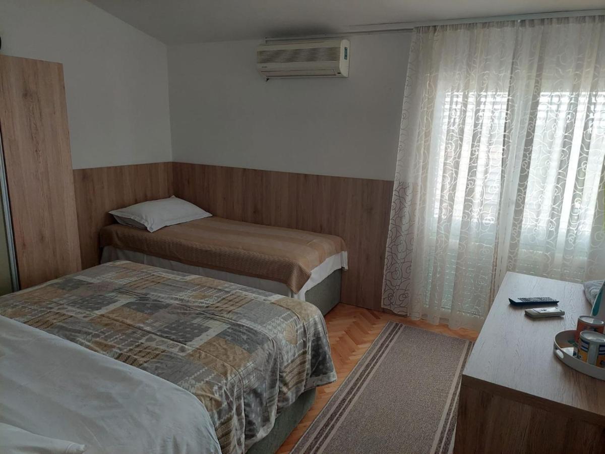 Diana Rooms And Apartments Starigrad Paklenica Esterno foto