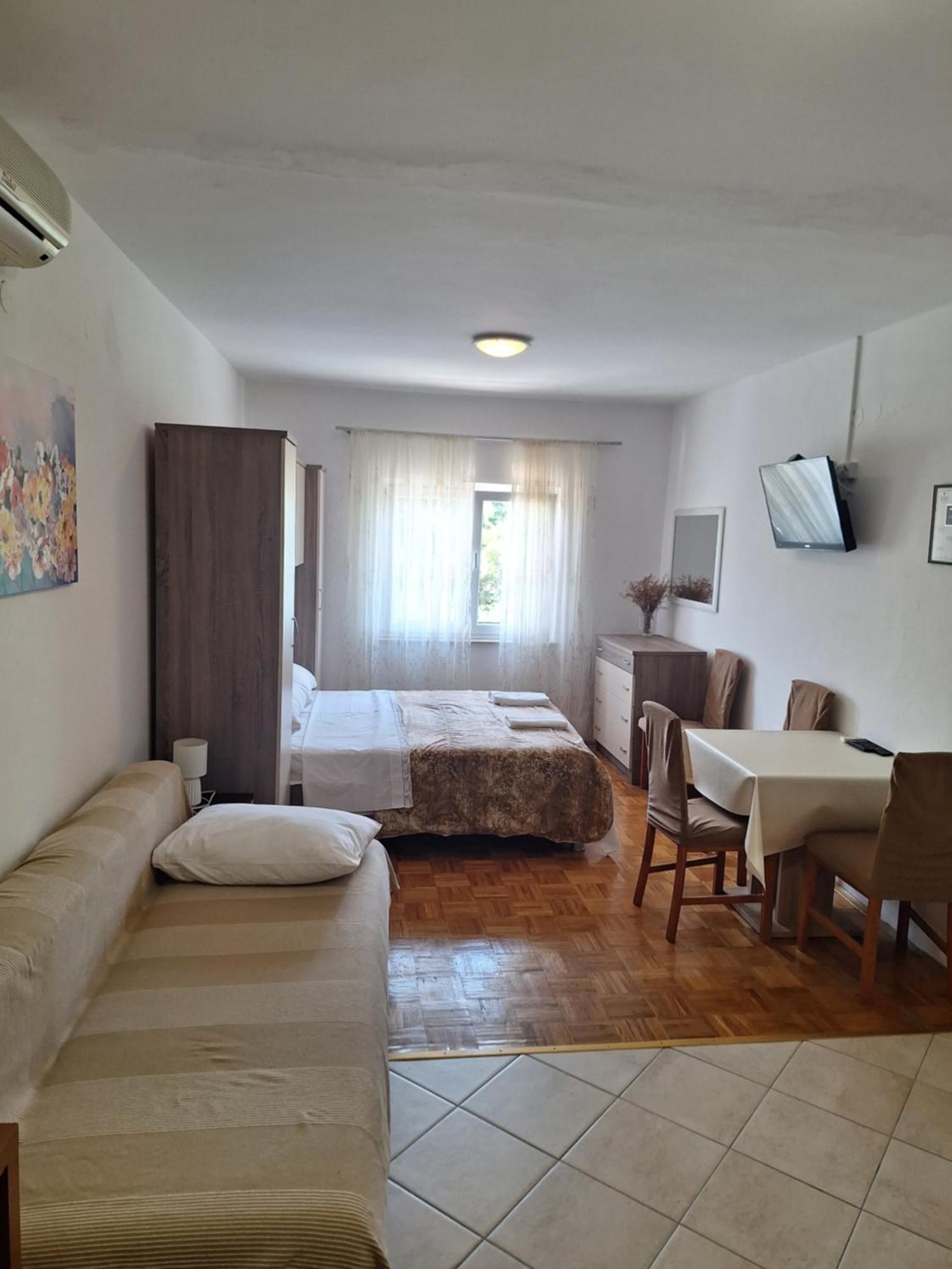 Diana Rooms And Apartments Starigrad Paklenica Esterno foto
