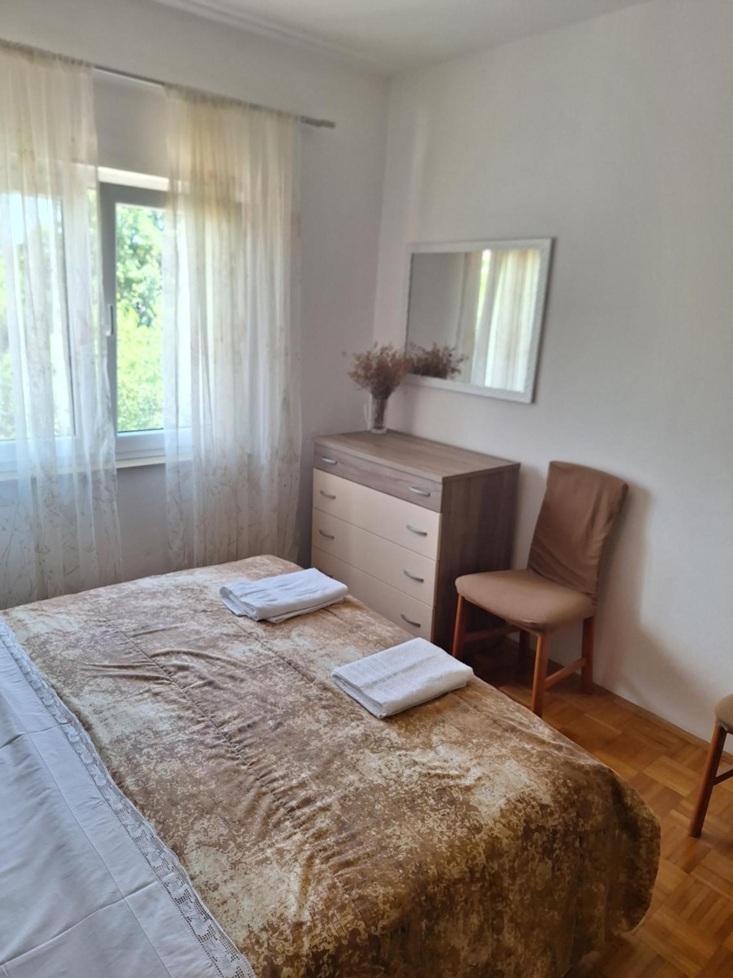 Diana Rooms And Apartments Starigrad Paklenica Esterno foto