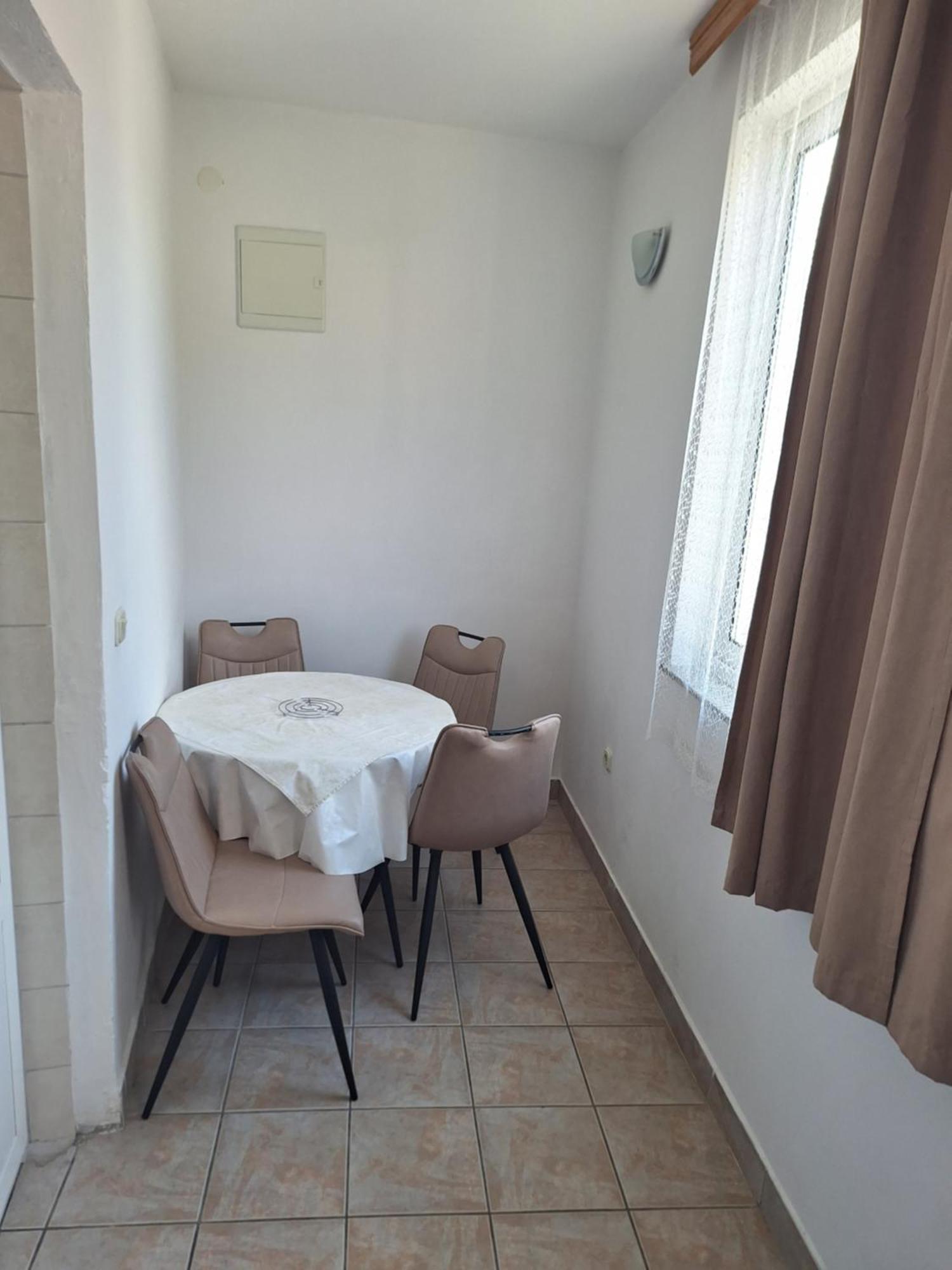 Diana Rooms And Apartments Starigrad Paklenica Esterno foto
