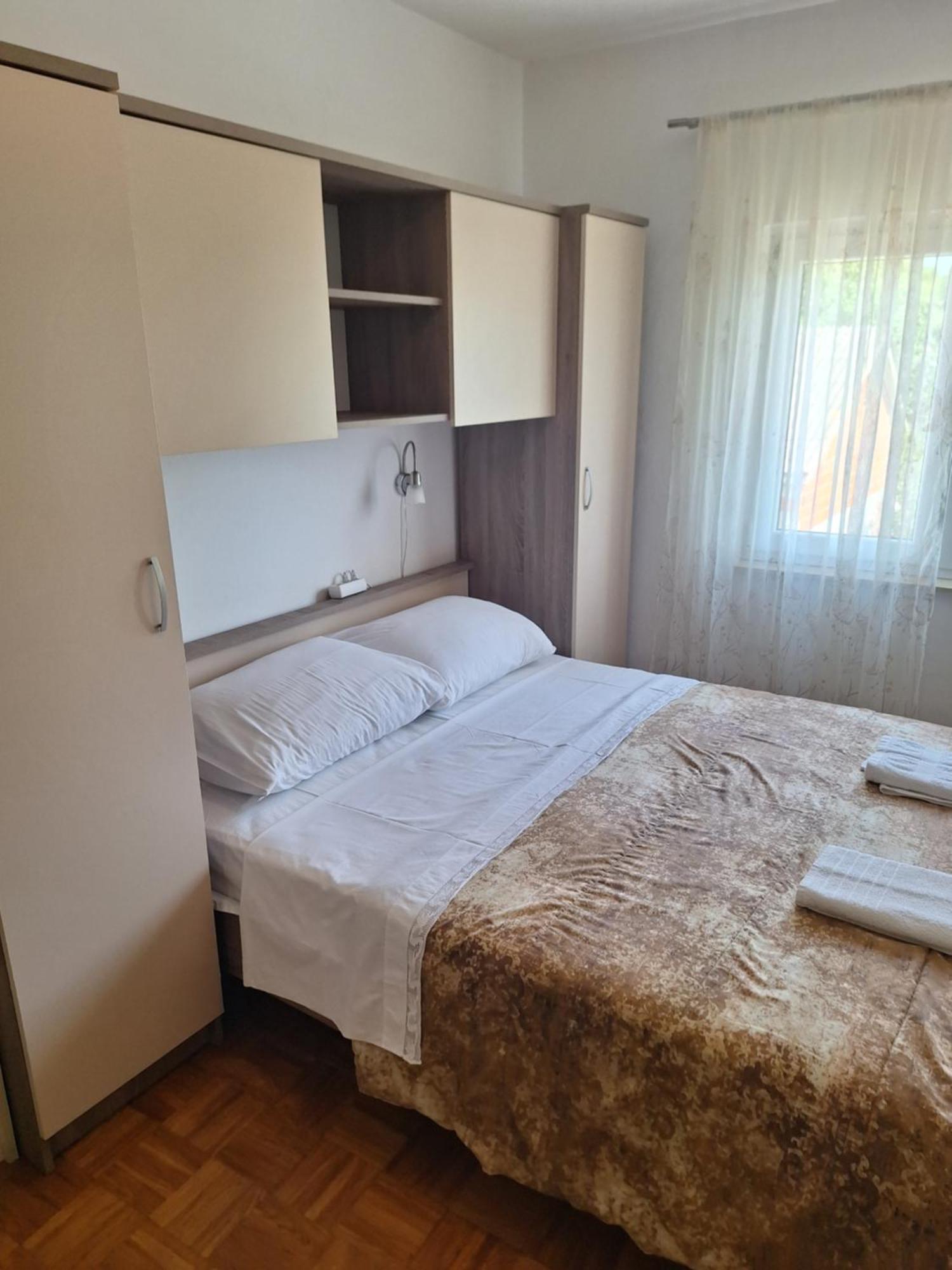 Diana Rooms And Apartments Starigrad Paklenica Esterno foto