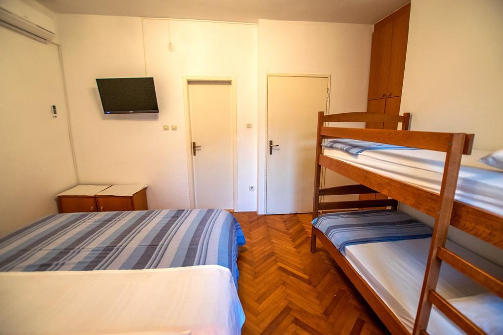 Diana Rooms And Apartments Starigrad Paklenica Esterno foto