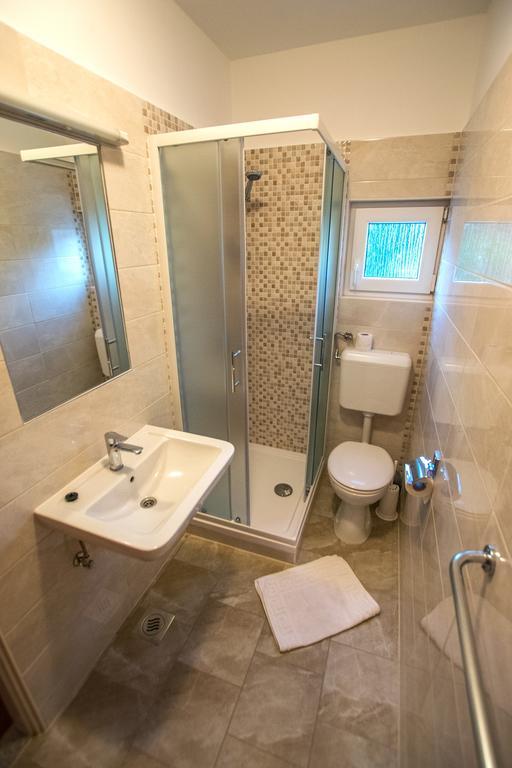 Diana Rooms And Apartments Starigrad Paklenica Esterno foto