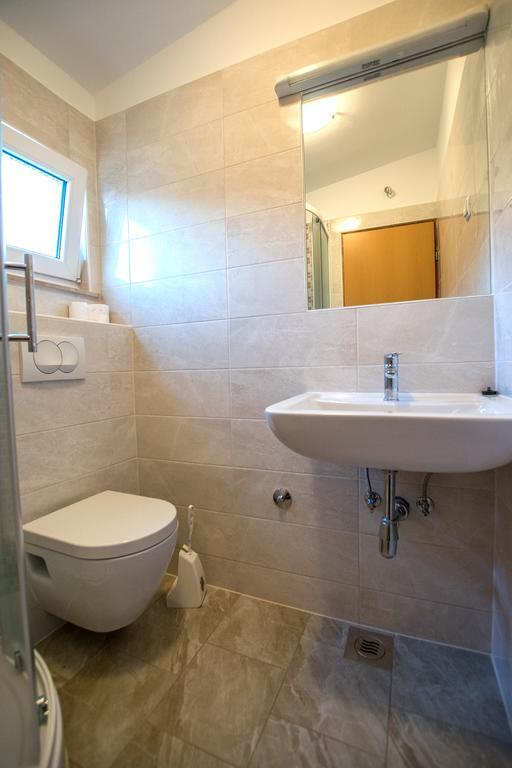Diana Rooms And Apartments Starigrad Paklenica Esterno foto
